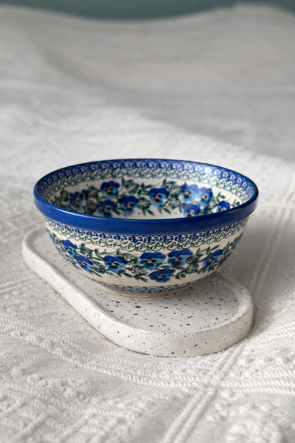 Miska w bratki niebieskie