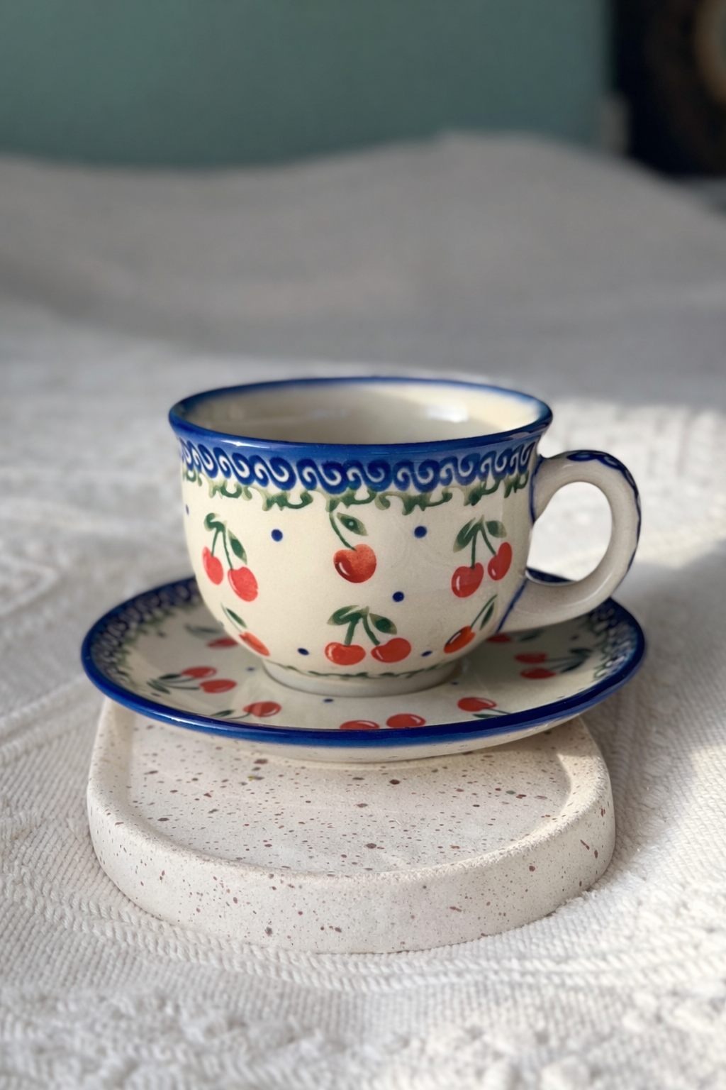 Filiżanka i spodek w wisienki