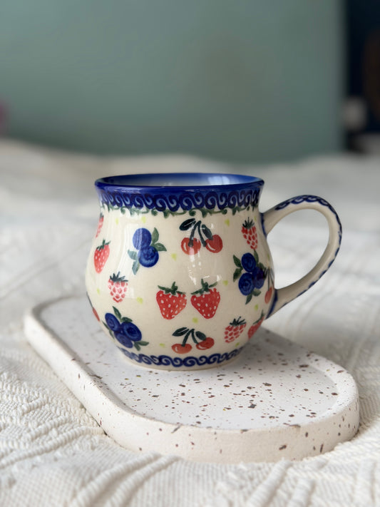 Kubek w soczyste owoce