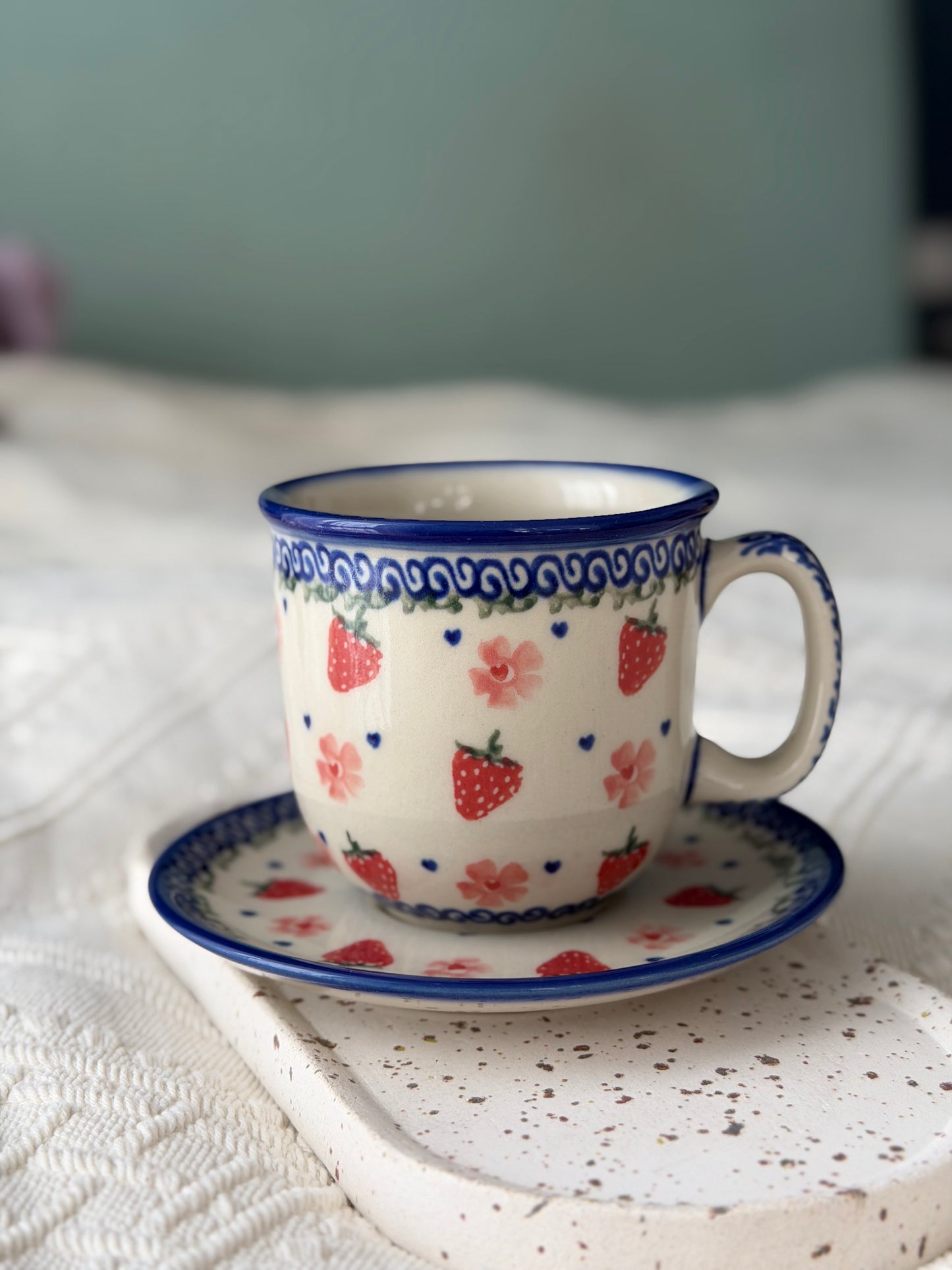 Filiżanka ze spodkiem truskawki z kobaltem