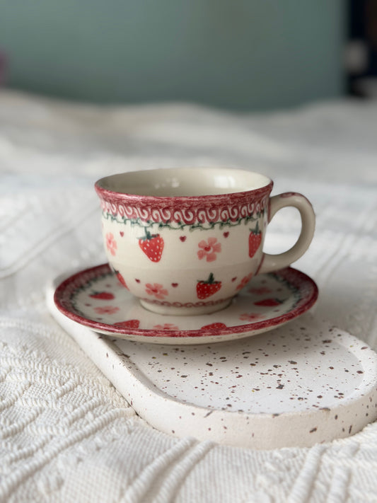 Filiżanka i spodek w truskawki